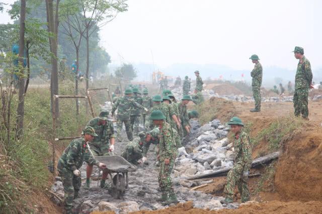 越军征地爆冲突，民众用手榴弹炸死3警察，曾扣38名官员做人质