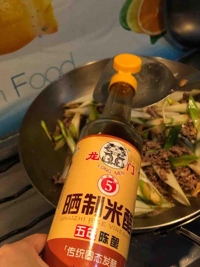 做葱爆羊肉，先炒羊肉还是大葱？全错，大厨：这样做羊肉不膻不老