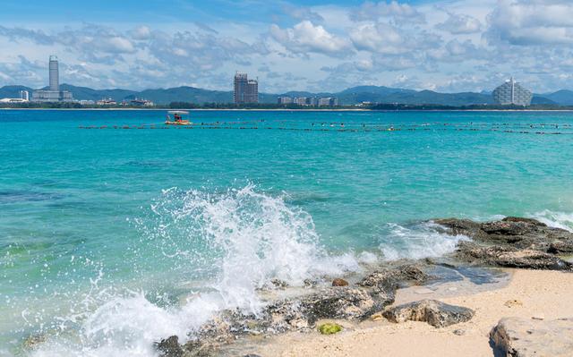 远离都市的繁华喧嚣，享受热带海岛的风情浪漫