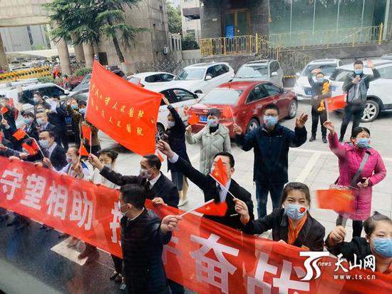 当地市民现场欢送新疆援鄂医疗队