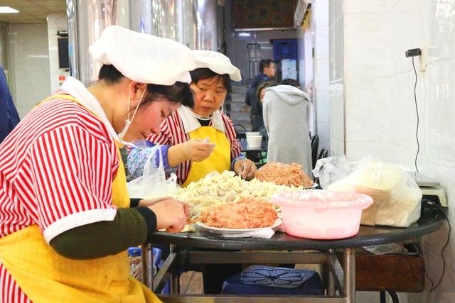 厦门这家小吃店，地道小吃一网打尽，像不像老国营食堂？