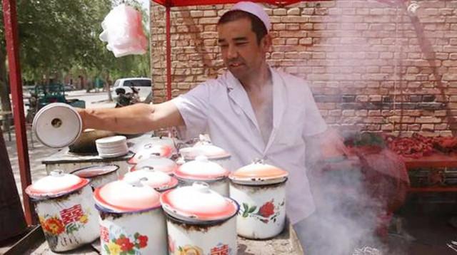 帅气小伙街边卖“缸缸肉”，旅客嫌脏不吃，老顾客：一年吃300天