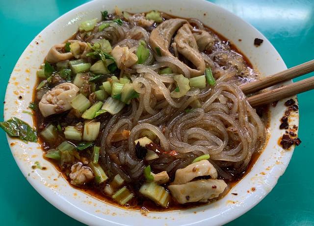 数名精壮大汉做肥肠粉，食客来晚了趴路边吃，谢霆锋来了也是这样