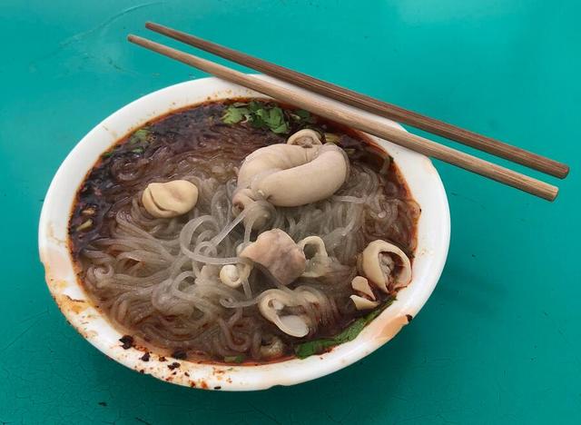 数名精壮大汉做肥肠粉，食客来晚了趴路边吃，谢霆锋来了也是这样