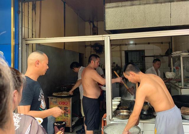 数名精壮大汉做肥肠粉，食客来晚了趴路边吃，谢霆锋来了也是这样