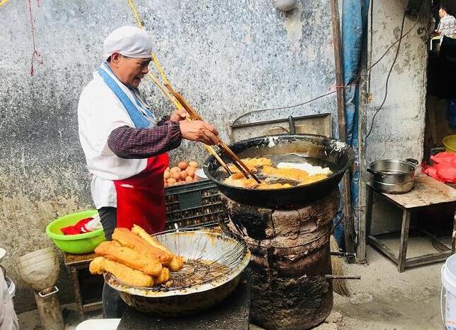 老大爷炸土豪油条三十多年，用料很丰富，食客：一根够了谢谢妈妈