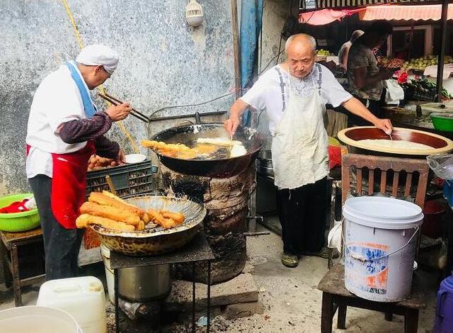 老大爷炸土豪油条三十多年，用料很丰富，食客：一根够了谢谢妈妈