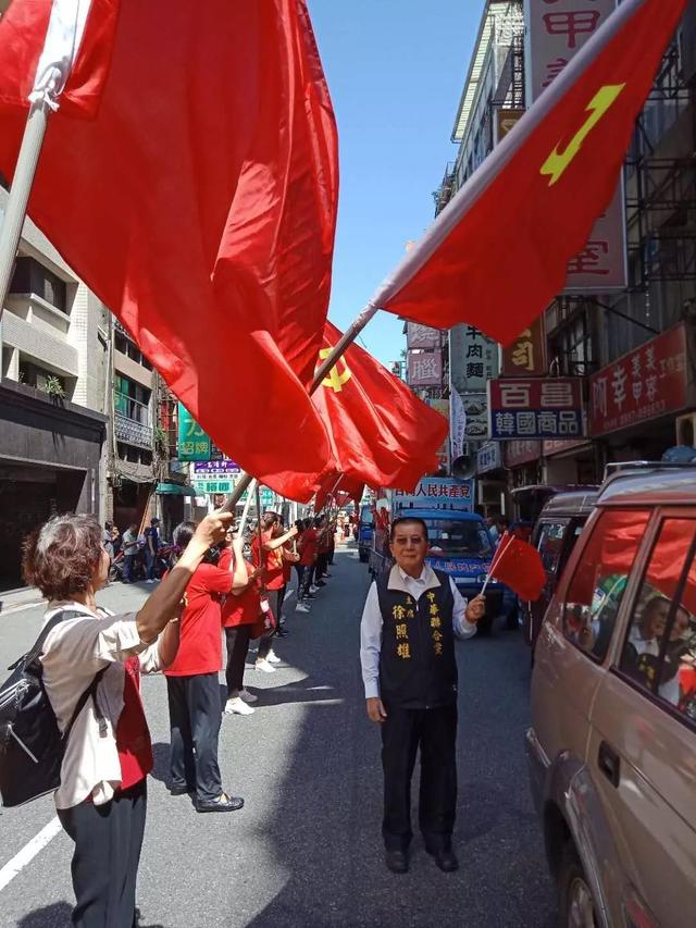 他曾是“台独”铁杆支持者，如今在“绿地”台南升起了五星红旗