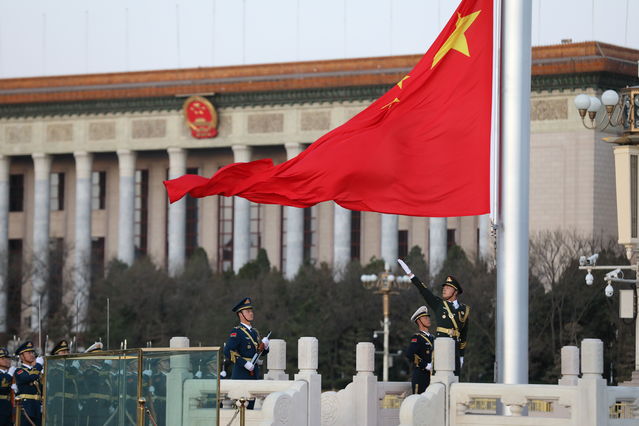 天安门广场降半旗 哀悼抗疫牺牲烈士和逝世同胞