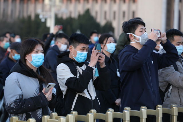 天安门广场降半旗 哀悼抗疫牺牲烈士和逝世同胞