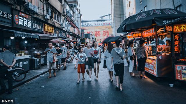 沙市人爱这碗面条胜过热干面，天天面馆门口排长龙，“过早”首选