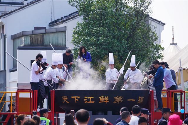 江苏最新鲜的美食宴，只有4月才可以吃到，5000一斤的河鲜算一般