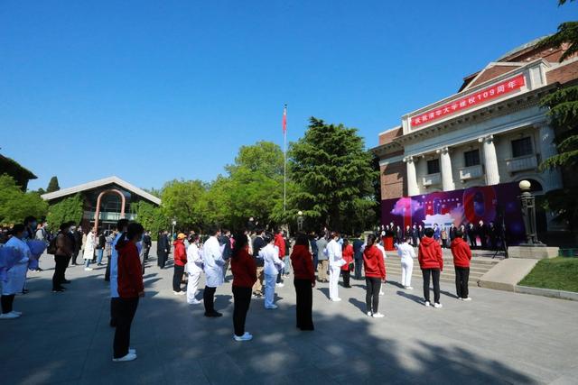 清华大学大礼堂门口校庆日活动现场