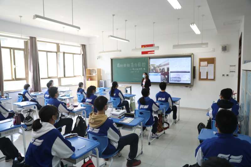  10时许，北京丰台二中，高三开学第一课主题是“感动回归 蓄力前行”。摄影/新京报记者 王飞