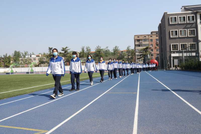  9时许，北京丰台二中，学生保持一米距离走进操场。摄影/新京报记者 王飞