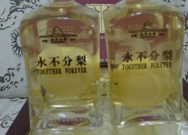 五粮液“永不分梨”酒，瓶内梨子是怎么放进去的？商家：太简单了