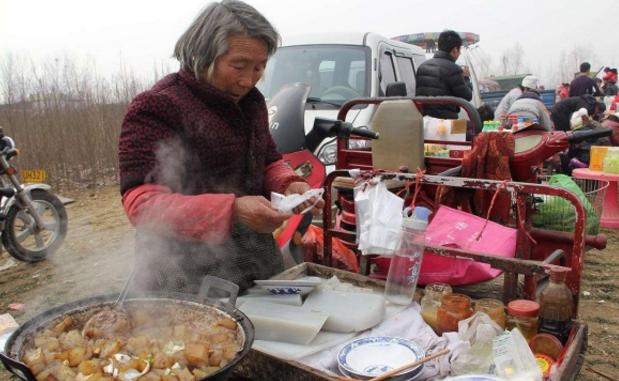 卖相很丑但是味道很好的河南小吃，5元管饱？几乎每个集市都有