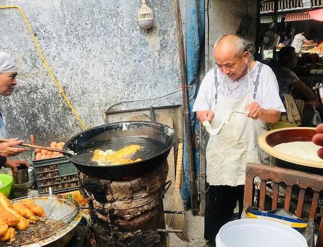 老大爷炸土豪油条三十多年，用料很丰富，食客：一根够了谢谢妈妈