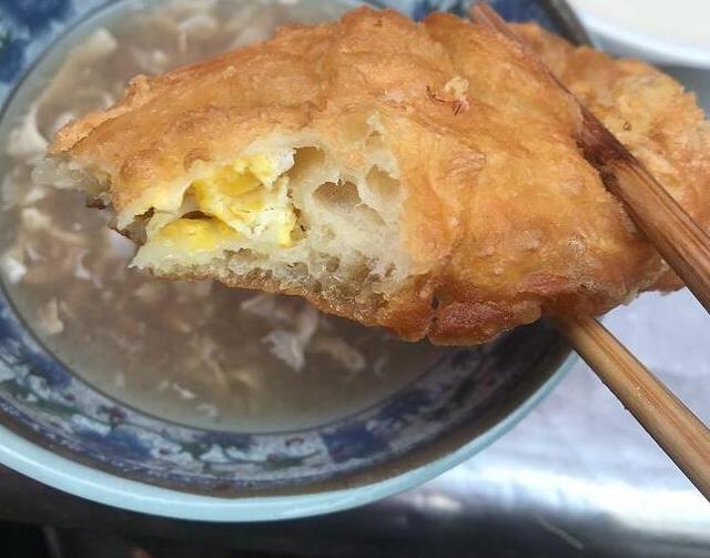 老大爷炸土豪油条三十多年，用料很丰富，食客：一根够了谢谢妈妈