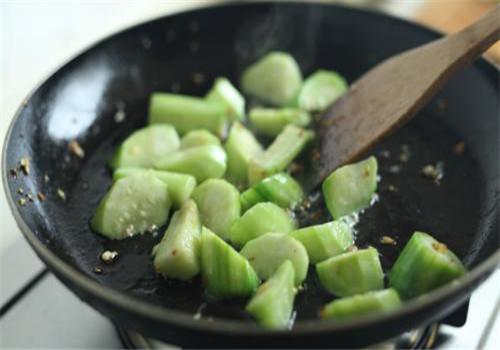 炒丝瓜时，马上下锅就错了，难怪丝瓜变黑没食欲，早懂早受益