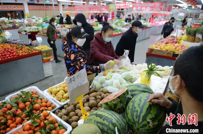 资料图：呼和浩特菜市场上人流涌动。　刘文华 摄