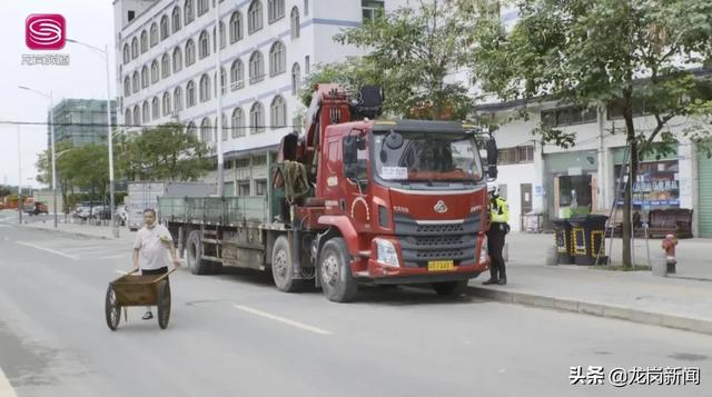 新闻追踪｜宝龙交警严厉查处曝光路段违停车辆