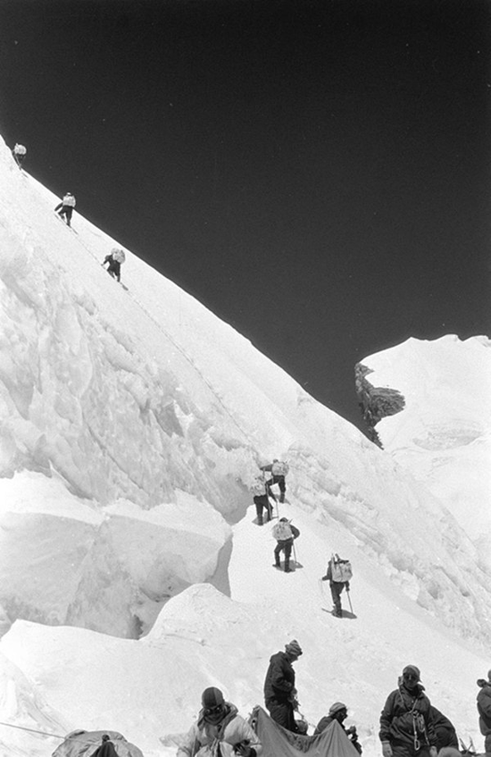  1960年的那次登顶是在复杂的国际国内形势下进行的。