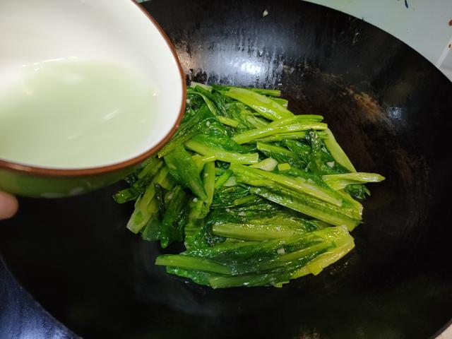 蒜蓉油麦菜，先放蒜还是后放蒜？学会酒店的做法，蒜香浓郁口感脆