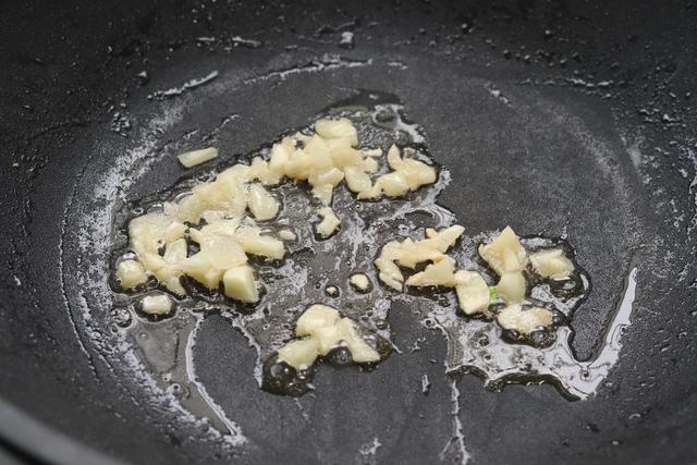 夏天，这3种食物一起炒，微甜开胃，上桌就扫光，比肉吃的还香