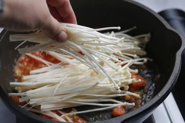 玉子豆腐和它一起煮，口感嫩滑，酸甜可口，太有食欲了