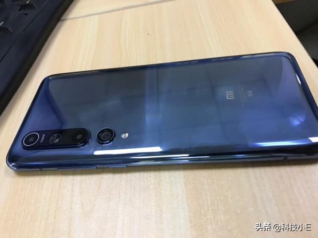 雷军亮剑，256GB＋1亿像素+大电池，小米10直降300元，销量暴增