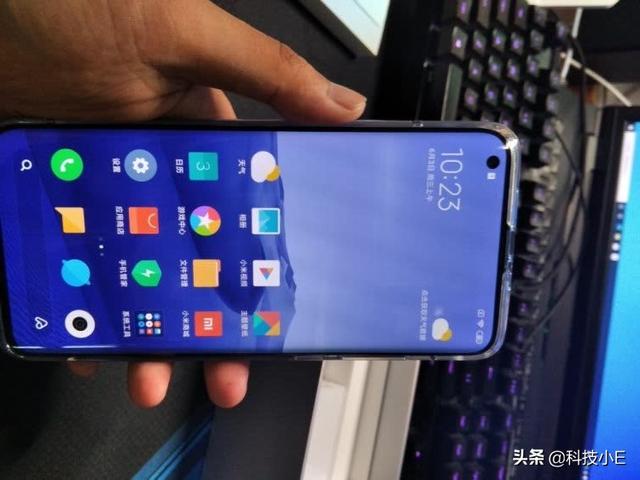 雷军亮剑，256GB＋1亿像素+大电池，小米10直降300元，销量暴增