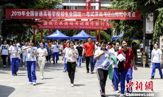 资料图：山东2019年夏季高考于6月7日拉开大幕，55.99万名考生奔赴考场。　　张勇 摄