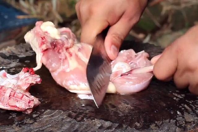 这样做的鸡腿肉糯香酥脆、麻辣爽口，大人小孩都爱吃，在家都能做