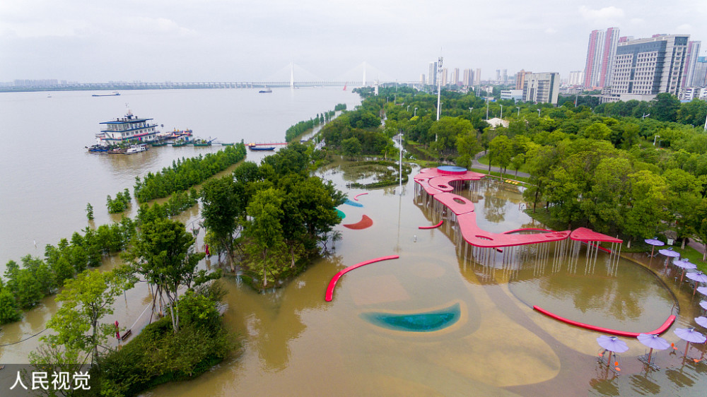 长江武汉关水位经过4天持续下降后出现波动缓涨趋势。  人民视觉 图