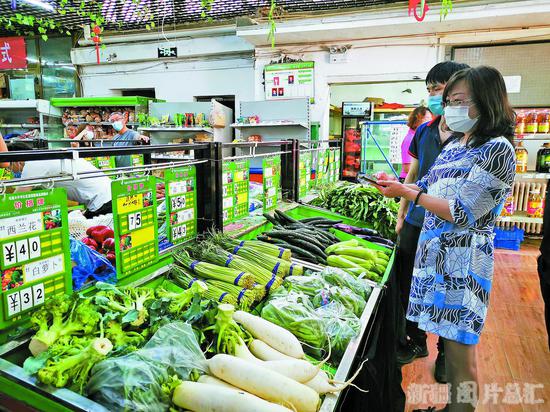  7月17日，市民在乌鲁木齐市沙依巴克区一社区蔬菜直销店挑选蔬菜。 □本报全媒体记者 约提克尔·尼加提摄