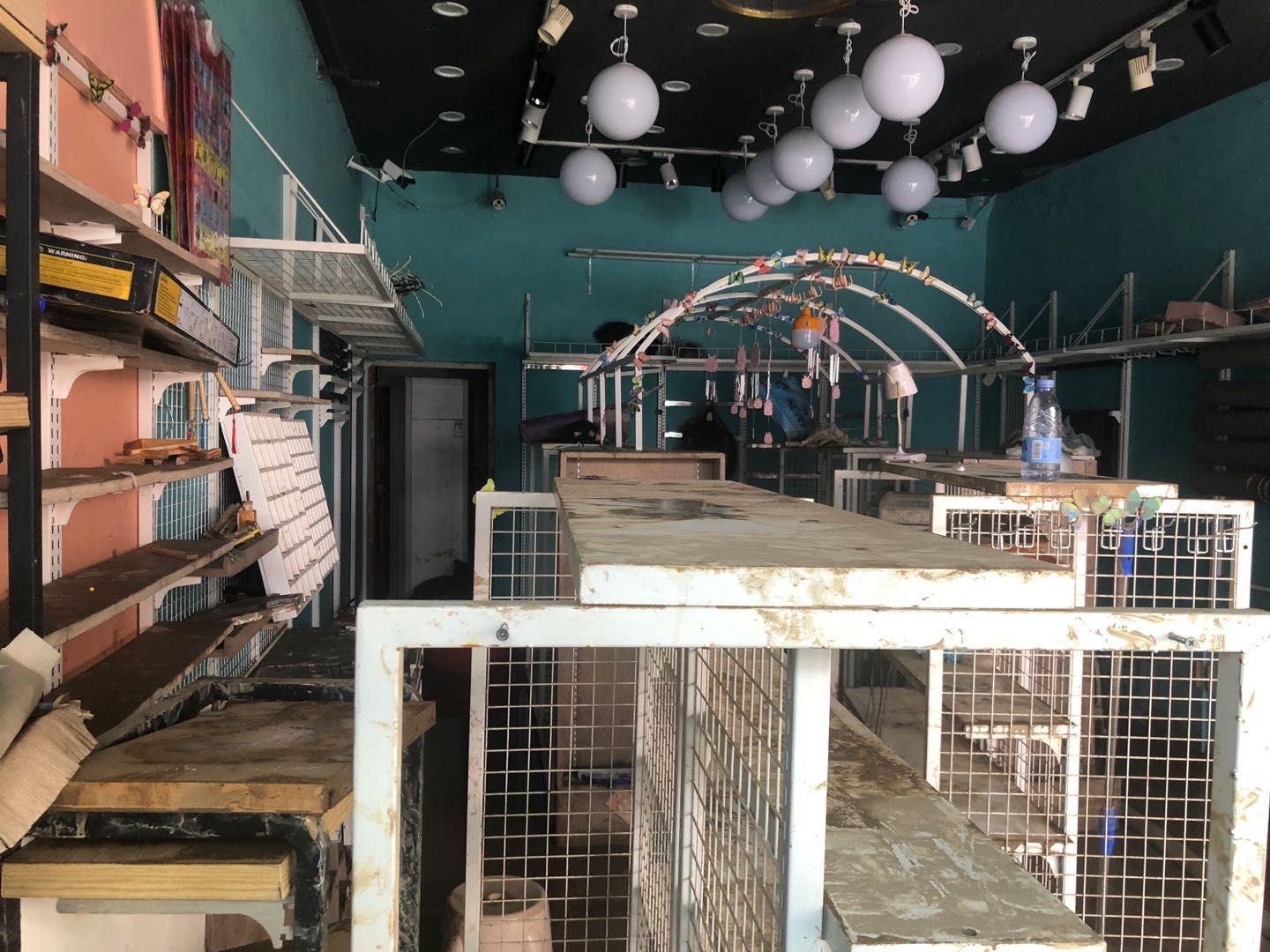 7月20日，胜利街店主向云峰的玩具店。 新京报记者向凯 摄