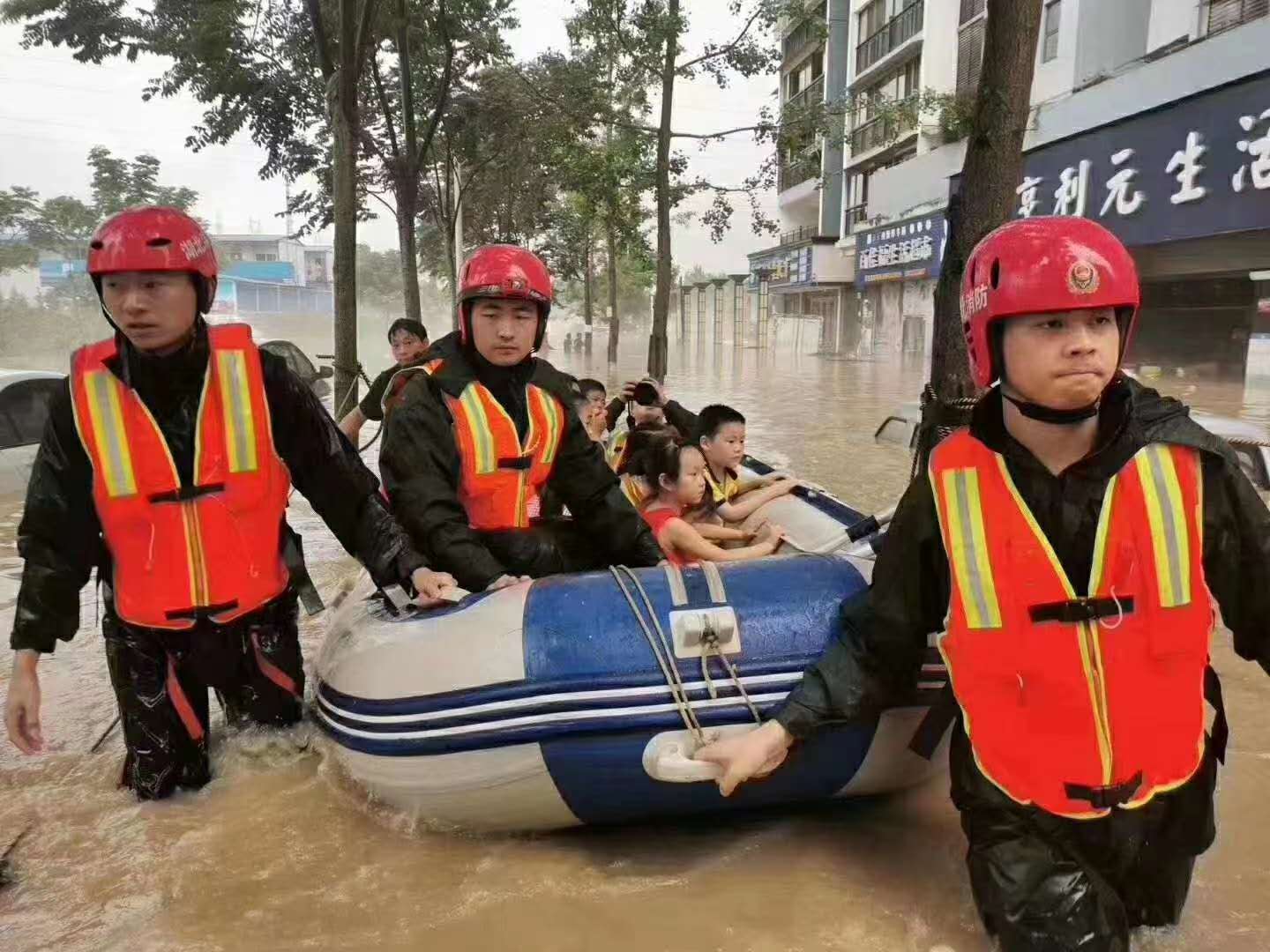 7月17号，恩施市消防兵用皮划艇转移官坡区被困居民。 受访者供图