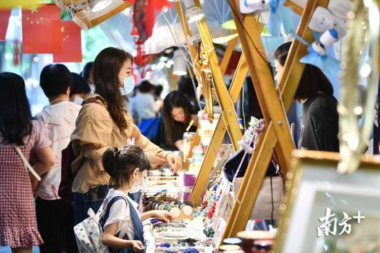 国庆期间，岭南天地人流密集，不少游客来此逛街购物。南方日报记者 戴嘉信 摄