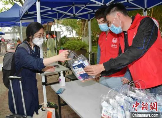 资料图：返校学生领取爱心防疫包。同济大学供图