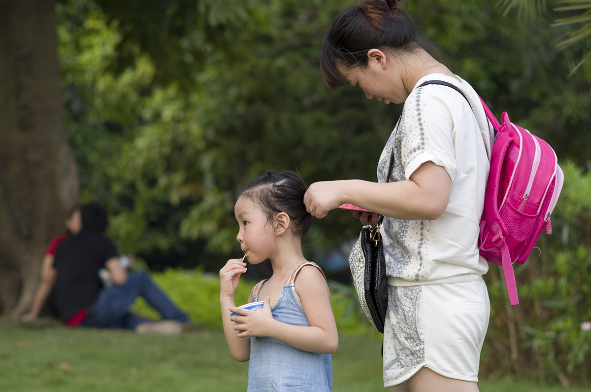 专家批判接送孩子是溺爱，引家长群起而攻之：你自己有小孩吗？