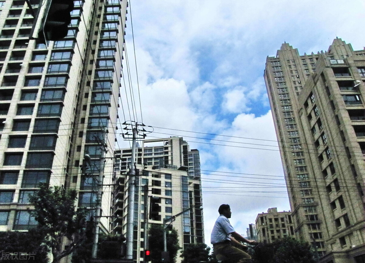 挂牌价是楼市最后的遮羞布，降价已经到了时机，房价才是楼市难题