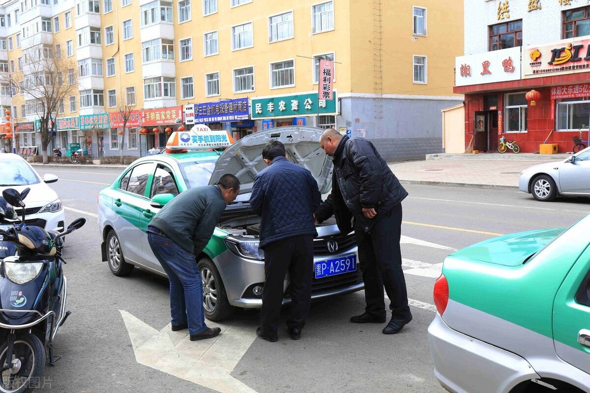 挂牌价是楼市最后的遮羞布，降价已经到了时机，房价才是楼市难题