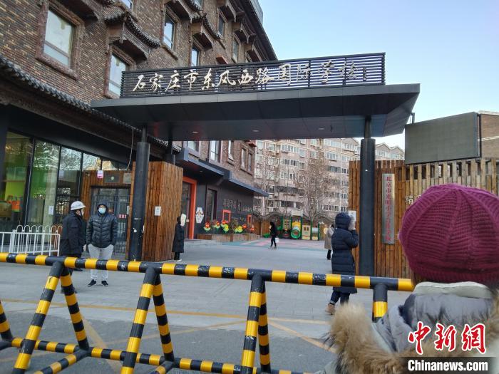 图为石家庄市东风西路国际学校门口等待接孩子的家长。　张帆 摄