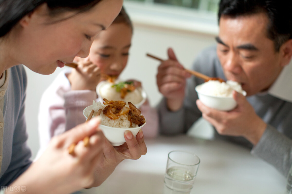 饮食方面不可大意，这6个影响健康的饮食坏习惯，越早改正越好