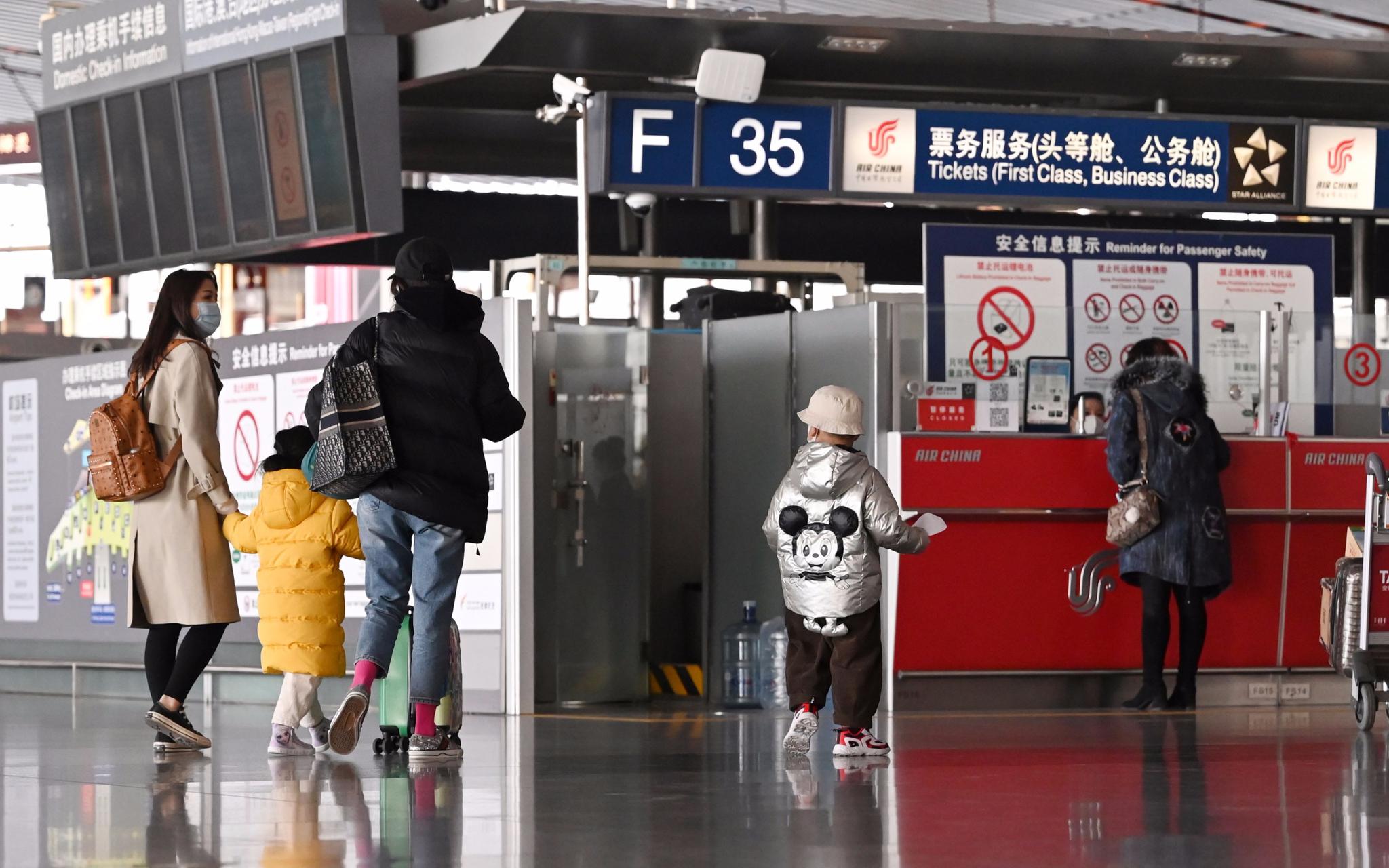 首都机场三号航站楼内，旅客前往值机柜台办理值机手续。摄影/新京报记者 陶冉