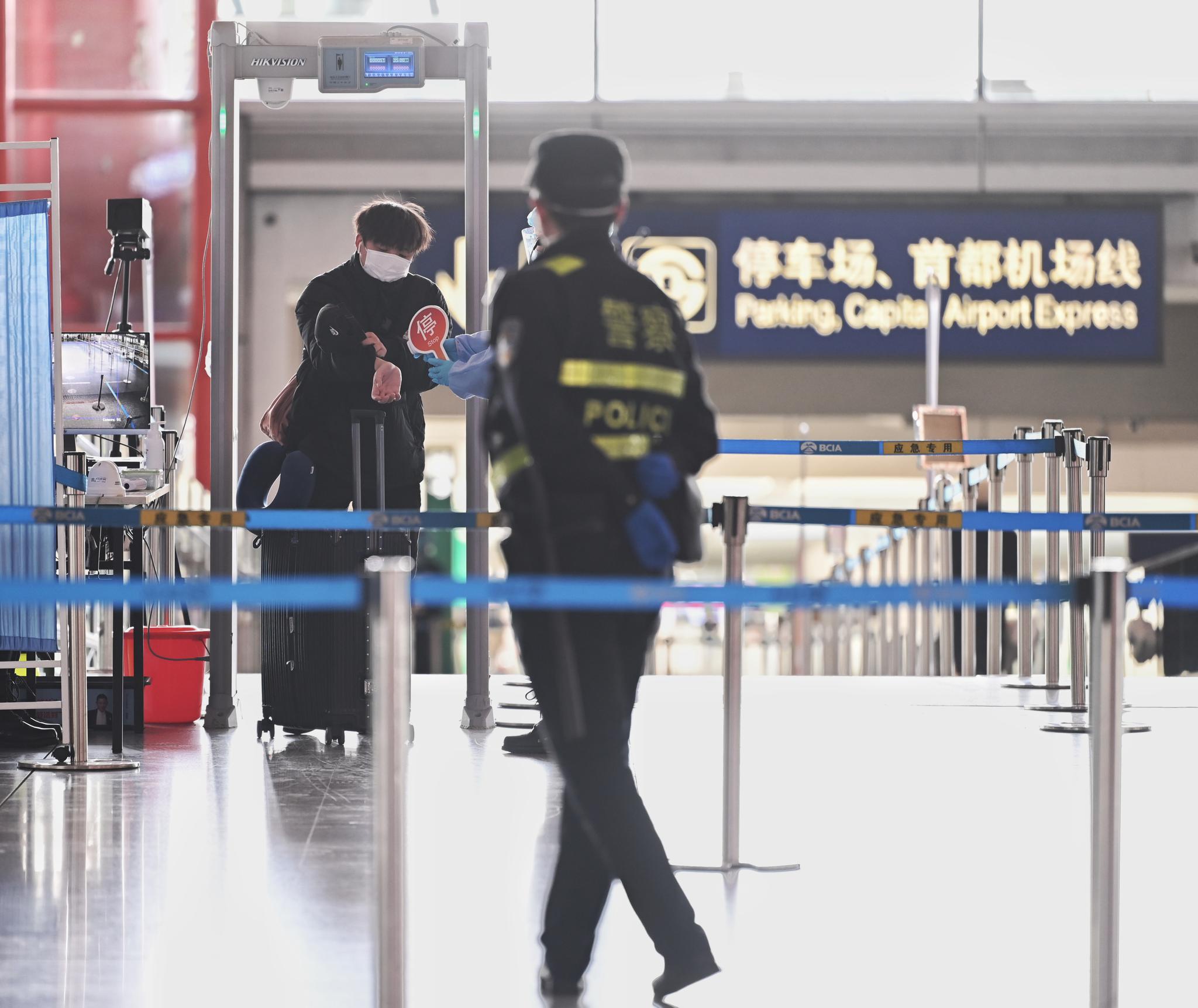 首都机场今天迎来春运首日，所有人员进入航站楼均需出示健康码和测温。摄影/新京报记者 陶冉