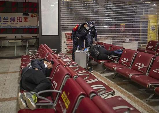  ▲1月28日1时48分，北京站执勤民警在候车室内巡逻，遇到熟睡的乘客，民警提示看管好个人财物。