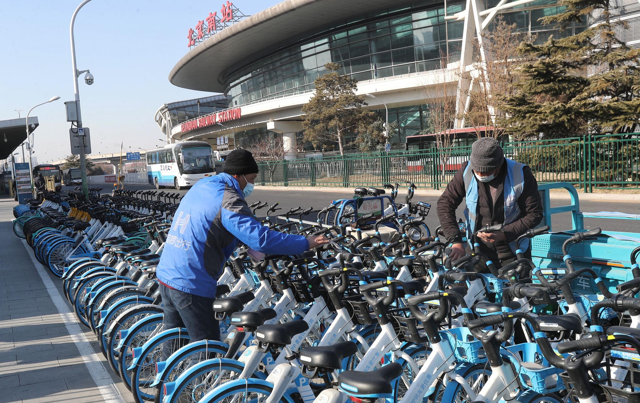 共享单车企业运维人员对车辆进行消毒。新京报记者 王贵彬 摄