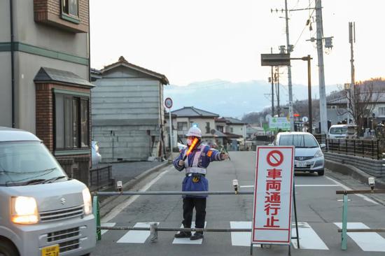 ▲2月14日，日本福岛县桑折町一处因地震受损的房屋附近道路被封锁。新华社记者 杜潇逸 摄